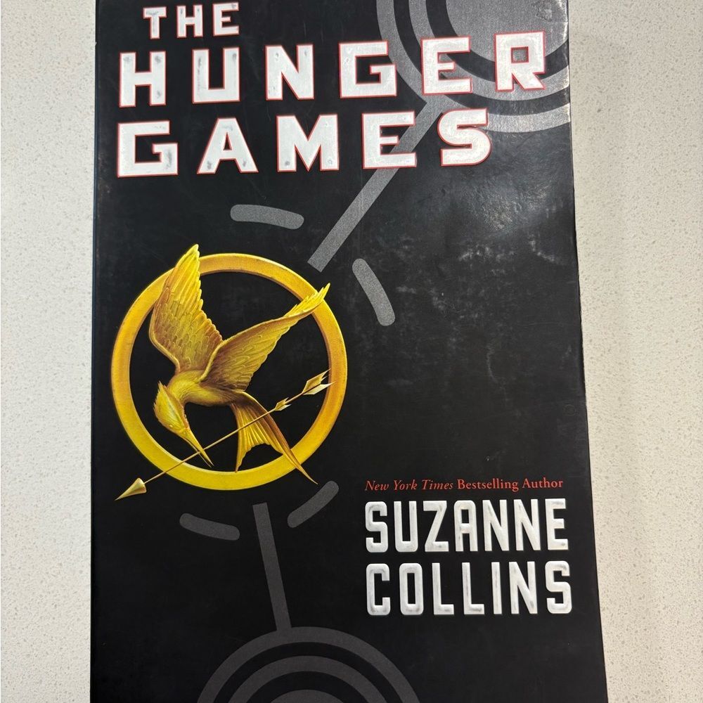🔵 Book: Hunger games paperback